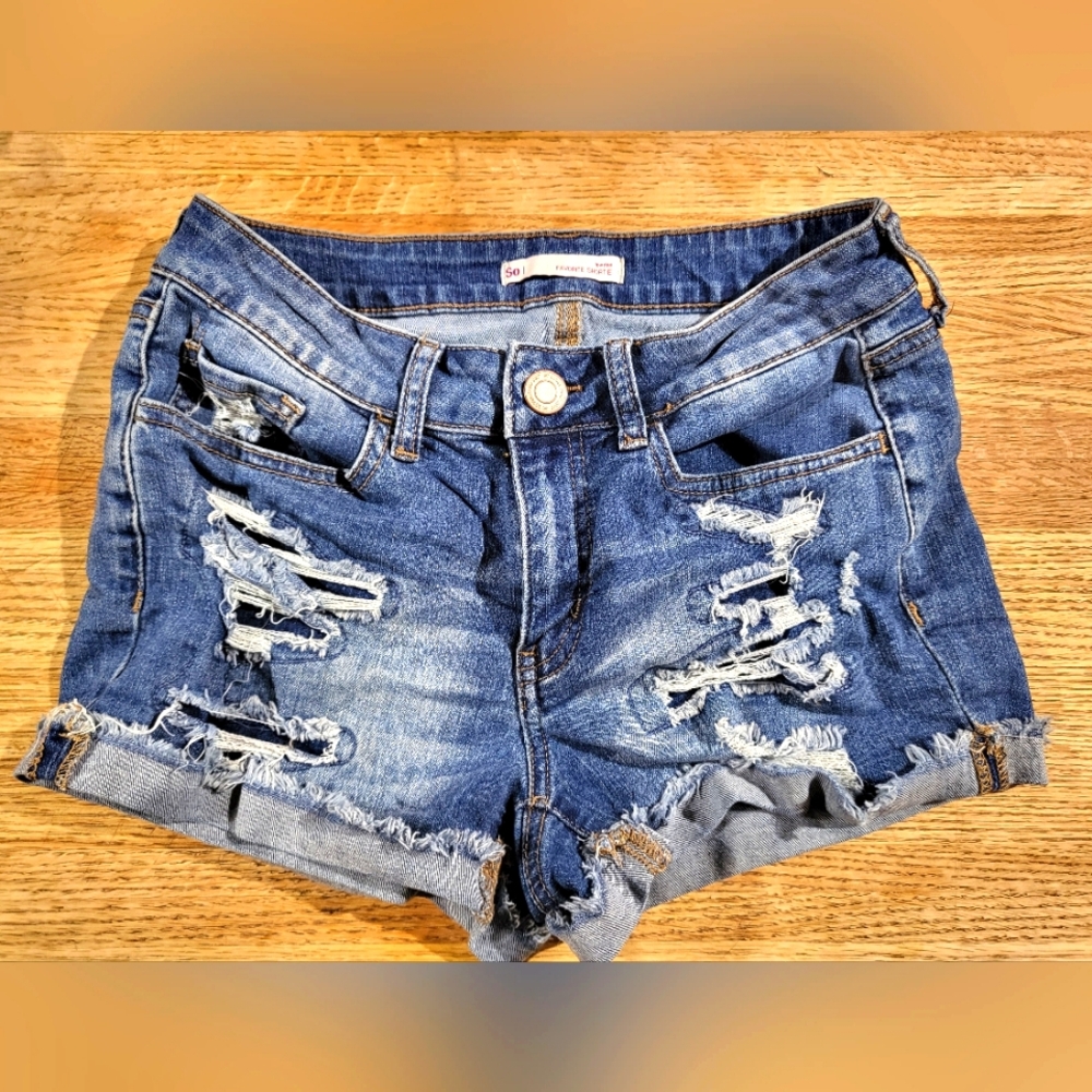SO brand low rise ripped shorts size 7